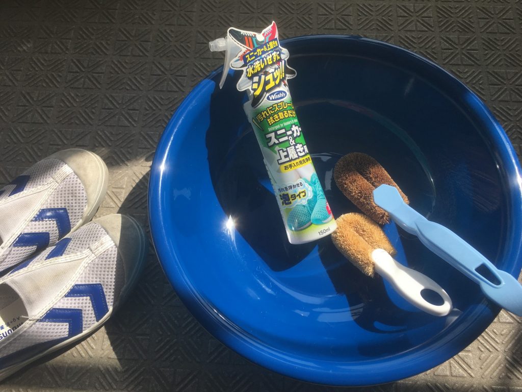 子供のスニーカーや上履きをもっと簡単に洗いたい Washlyを使ったお手軽な靴の洗い方 ママライターレビュー ダニよけシリカのウッディラボ 家事らくコラム
