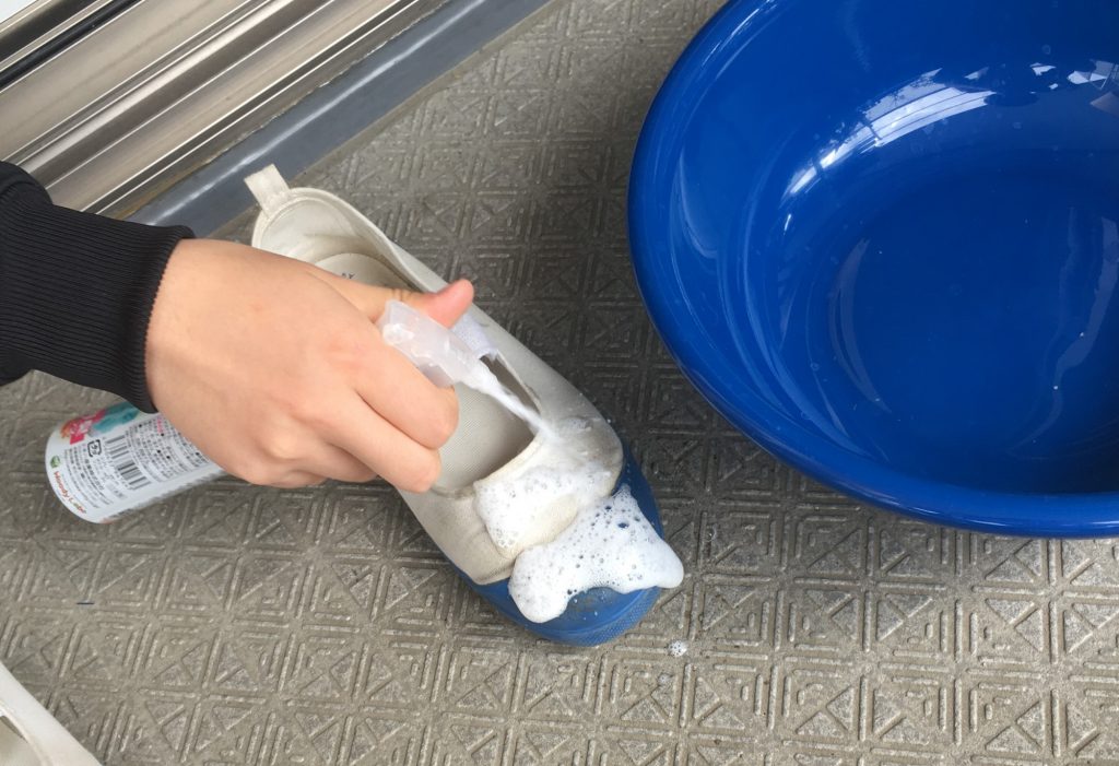 子供のスニーカーや上履きをもっと簡単に洗いたい Washlyを使ったお手軽な靴の洗い方 ママライターレビュー ダニよけシリカのウッディラボ 家事らくコラム