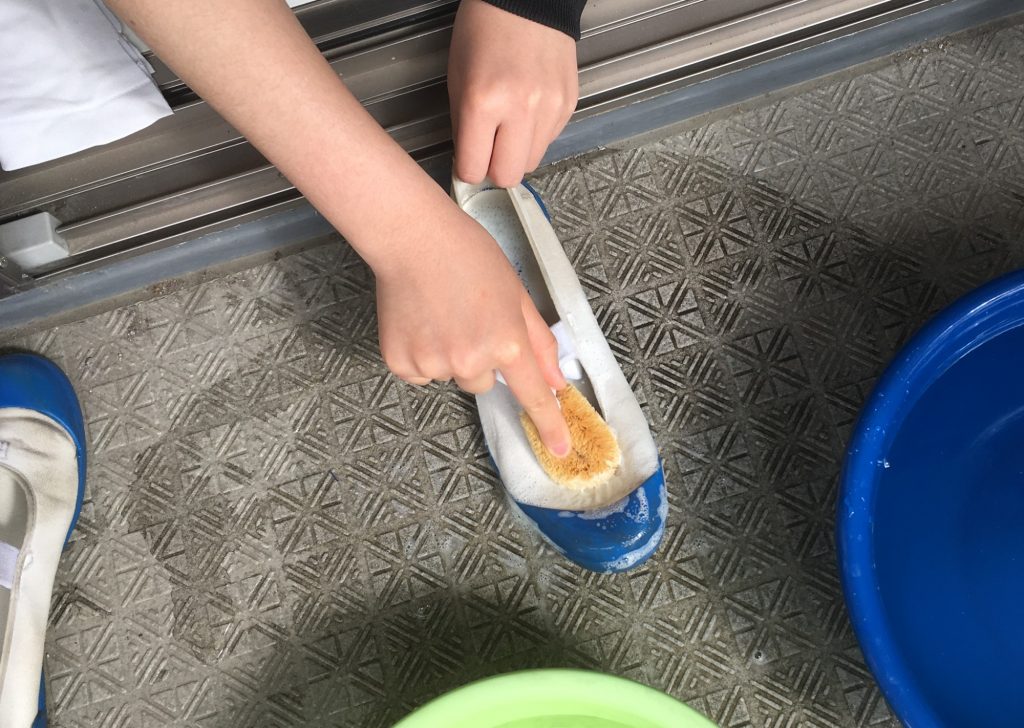 子供のスニーカーや上履きをもっと簡単に洗いたい Washlyを使ったお手軽な靴の洗い方 ママライターレビュー ダニよけシリカのウッディラボ 家事らくコラム
