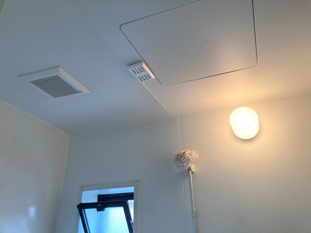 梅雨のカビ対策に 初めてのエプロン内のカビ予防アイテム お風呂の衛生当番 で快適なお風呂に お掃除ブロガーレビュー ダニよけシリカのウッディラボ 家事らくコラム