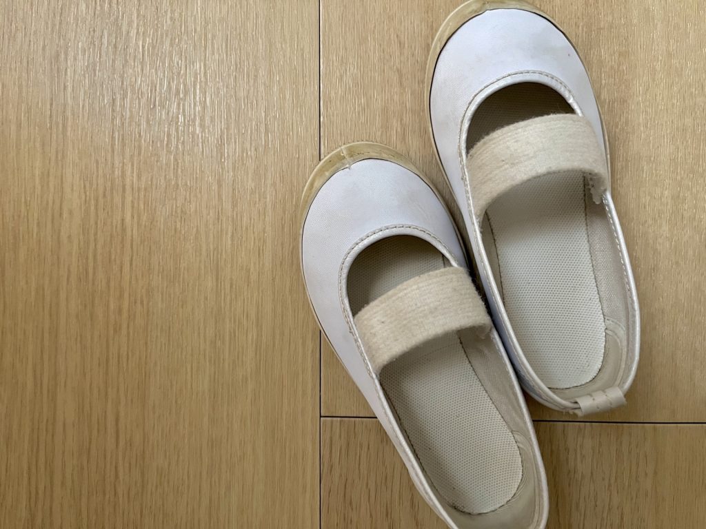 JK 上履き 匂い 上履きの洗い方を工夫しよう！お悩み別、いろいろな洗い方や洗剤選びのポイントをご紹介 – ダニよけシリカのウッディラボ、読み物