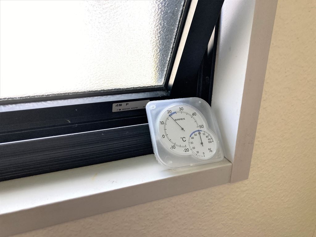 窓枠に置かれた湿度計