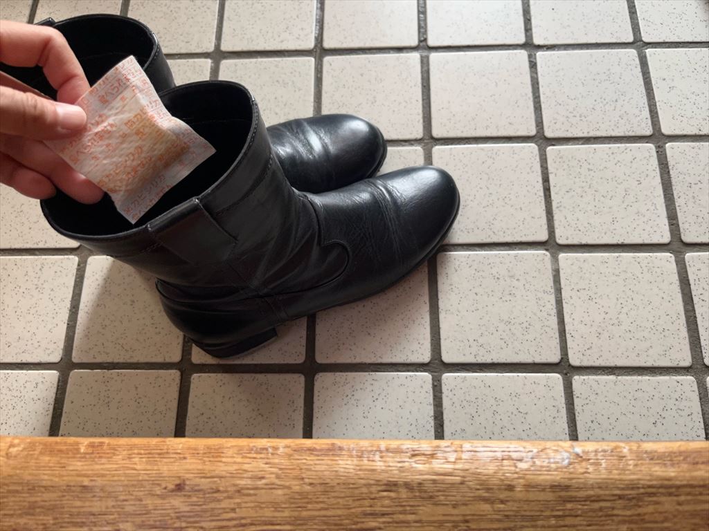 靴の消臭・除湿シリカ除菌プラスをブーツの中に入れている様子