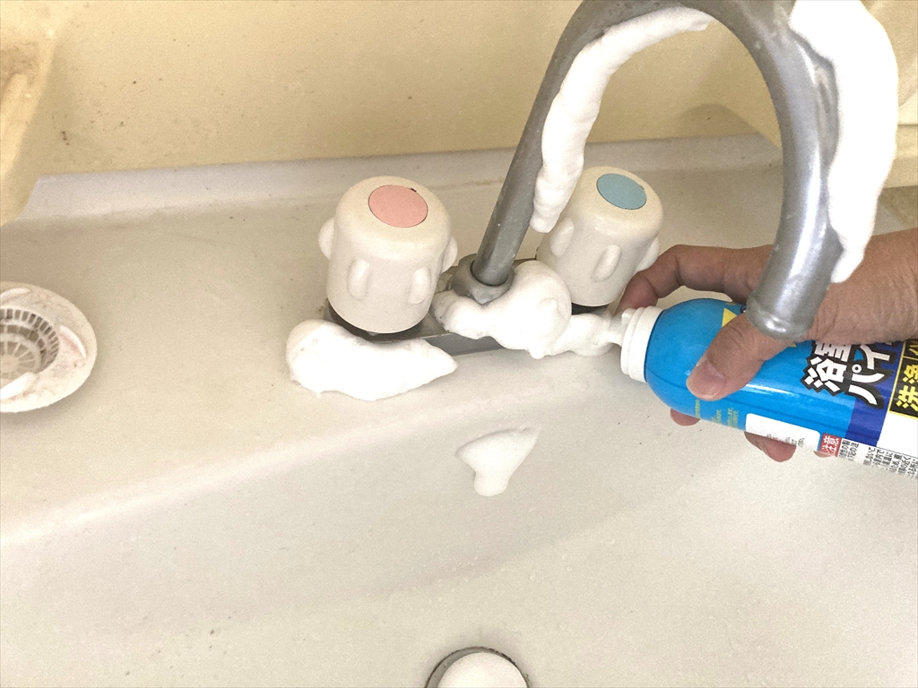 バイオサイクル浴室・洗面台・パイプ用（濃密泡タイプ）を蛇口に塗布している様子