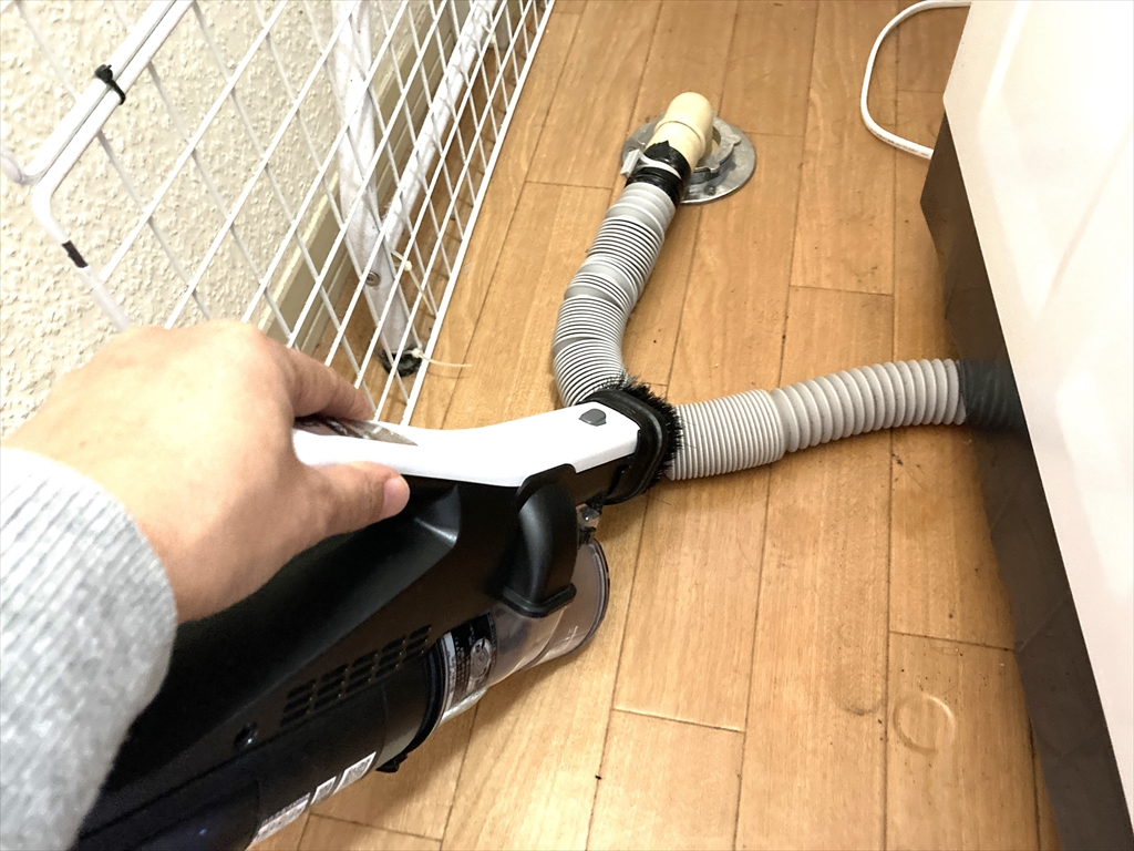 洗濯機の排水ホースに掃除機をかける