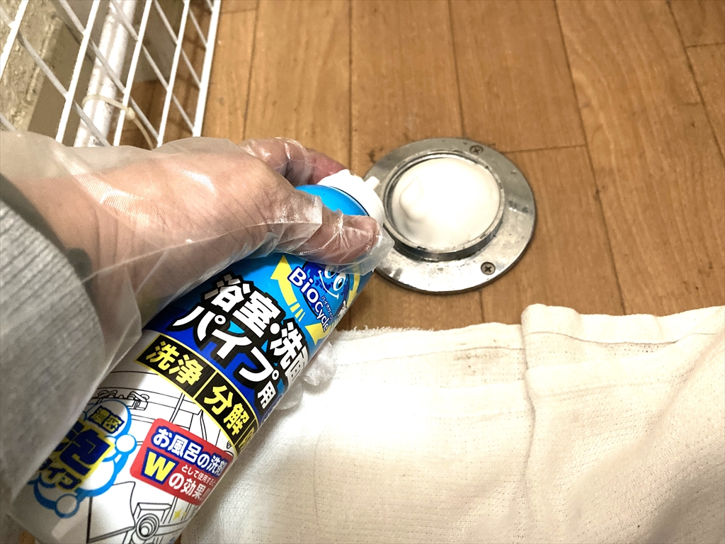 排水口に泡タイプの洗剤を投入する