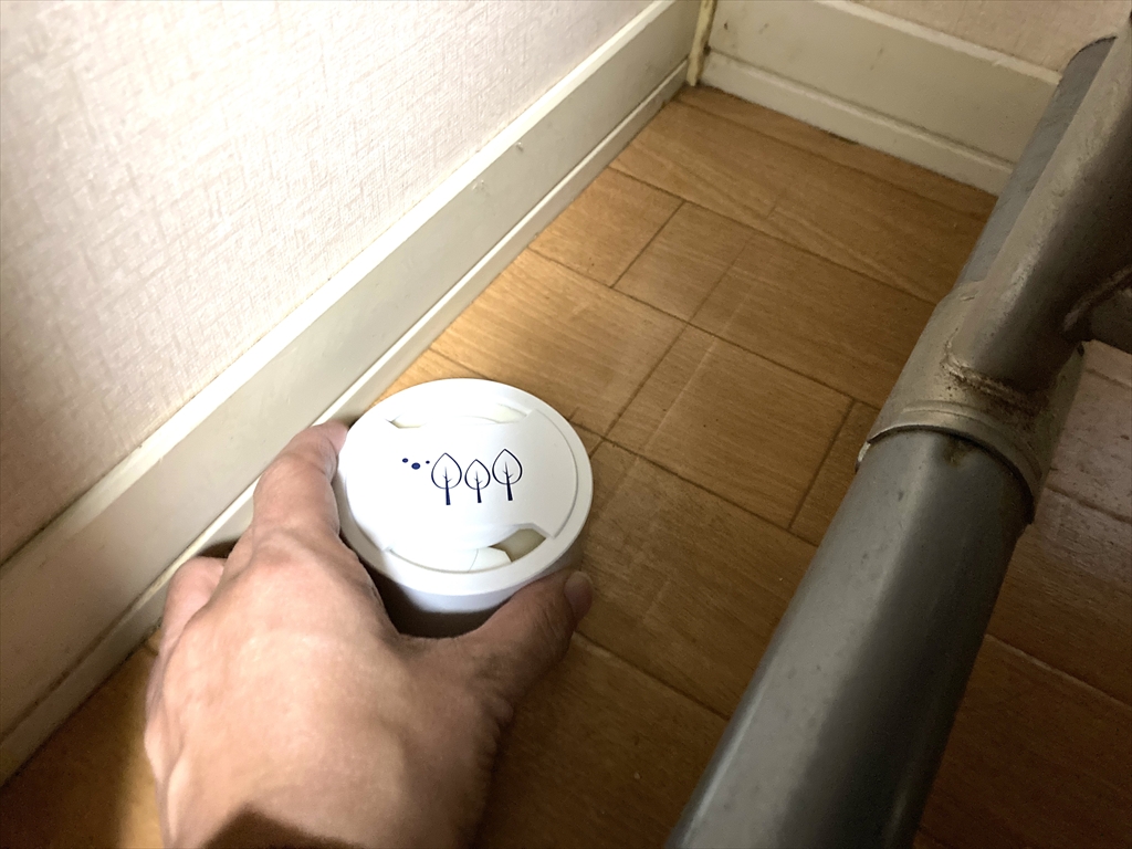 クローゼットの床に置き型の消臭剤「除菌ライフ」を設置
