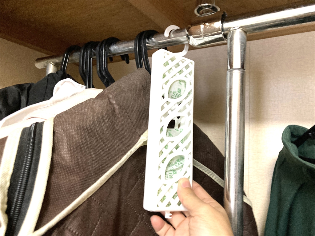 クローゼットのハンガー掛けに吊り下げ型の消臭剤