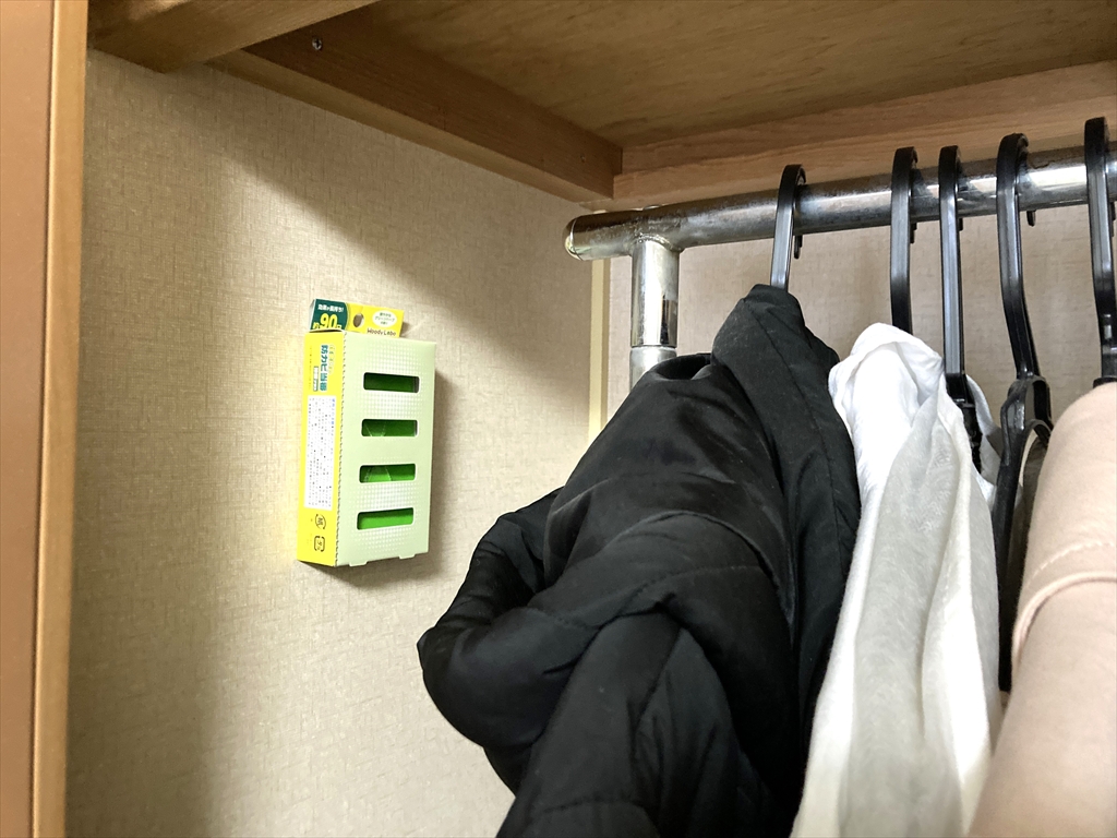 クローゼットの壁に貼り付け型の消臭剤を設置
