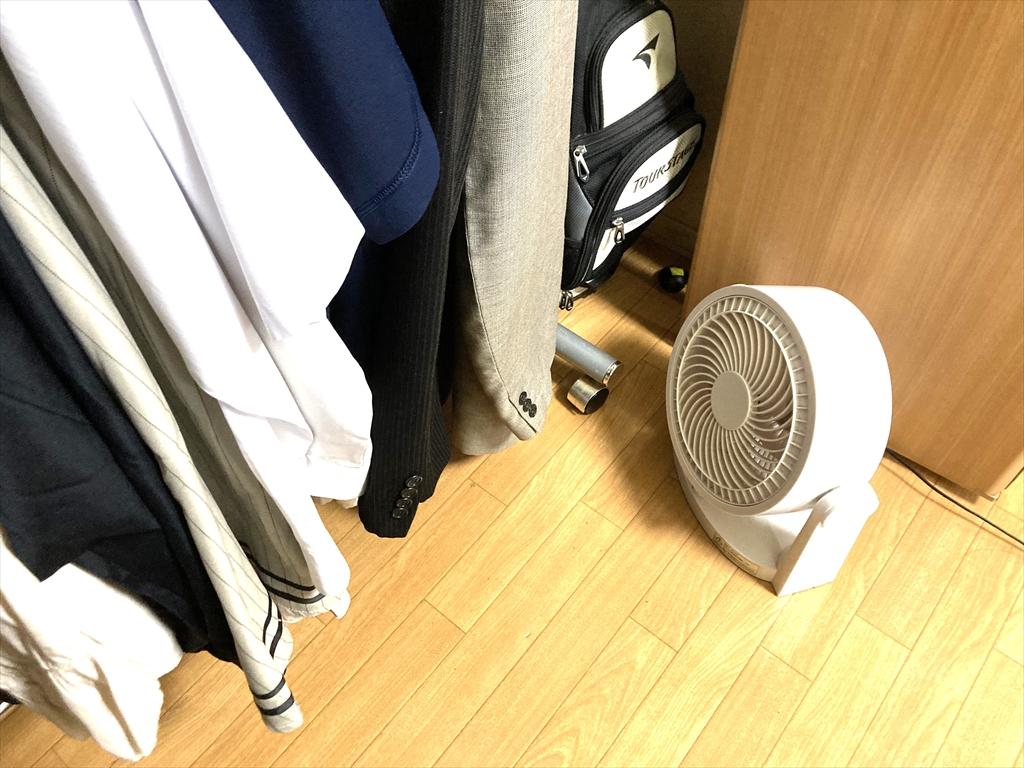 クローゼットに向けてサーキュレーターを回している様子