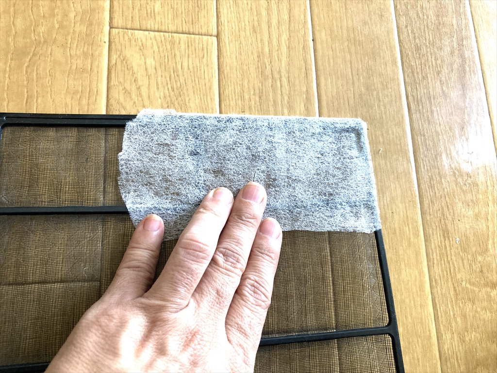 エアコンフィルターの破れを一時的に保護している様子