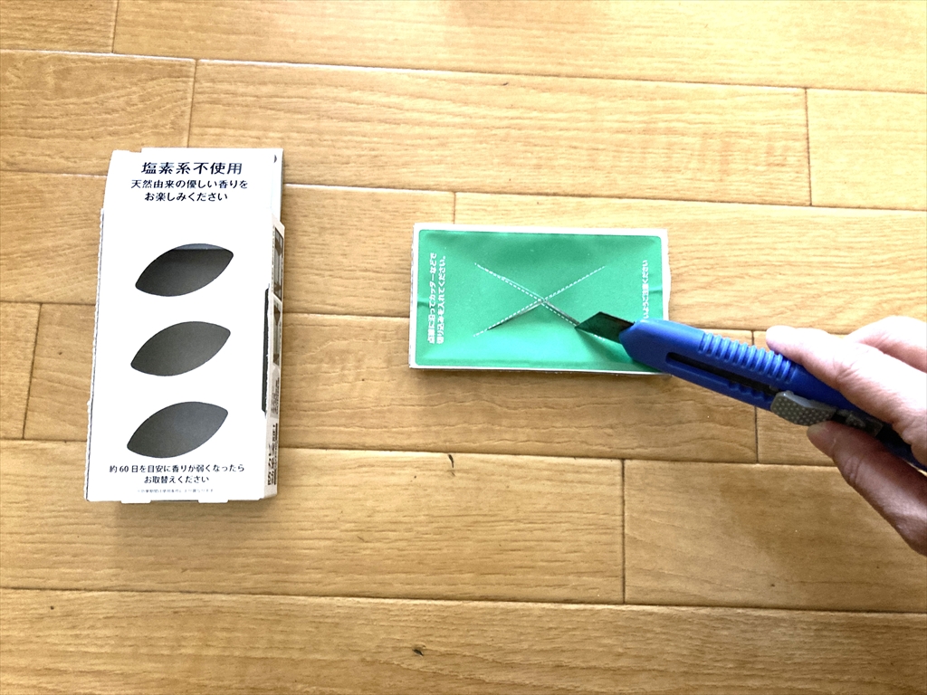 エアコンの防カビアロマPREMIUMを開封している様子