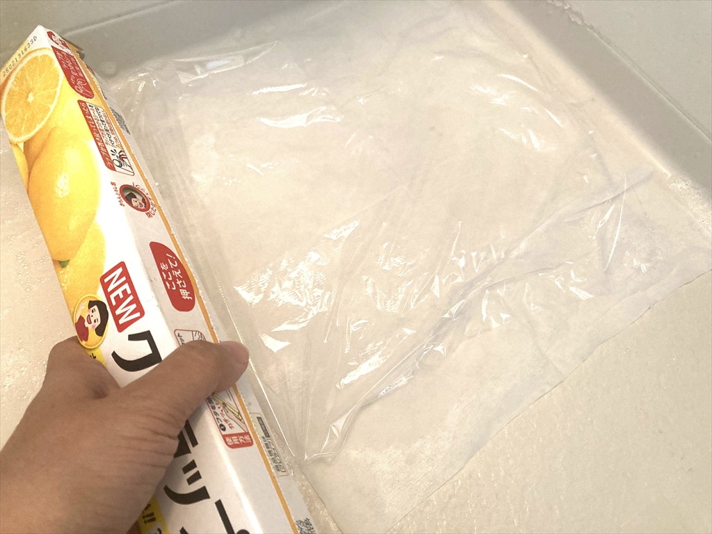 カビ用洗剤を塗布した上からキッチンペーパーとラップをかぶせている様子