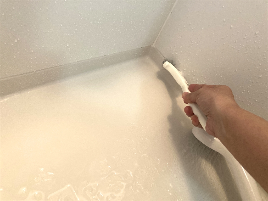 パッキンを細いブラシでこすり洗いしている様子