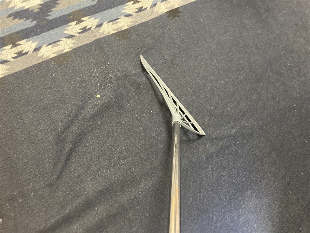 シリコン製の万能ほうきを使っている様子