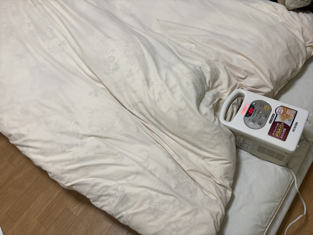 布団乾燥機を使用してダニ駆除をしている様子