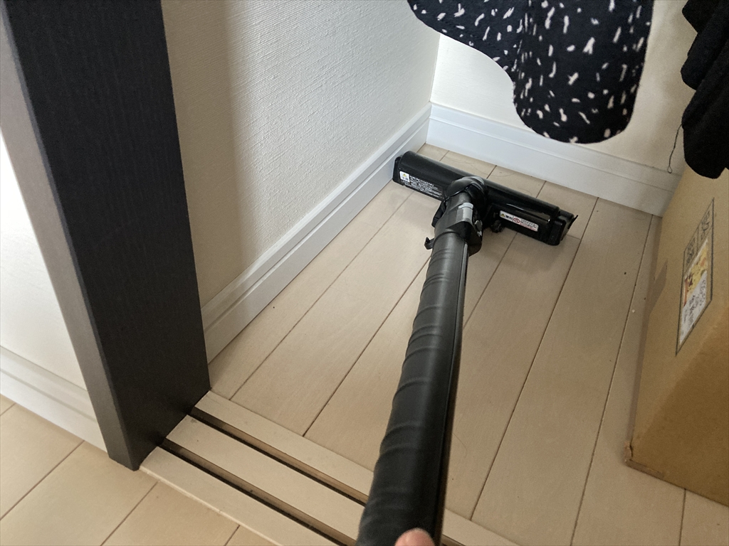 クローゼット内に掃除機をかけている様子