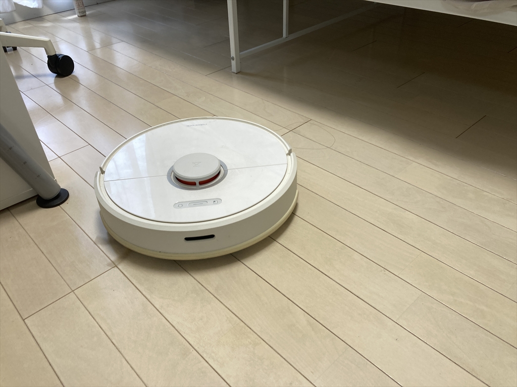 ロボット掃除機が床を掃除している様子