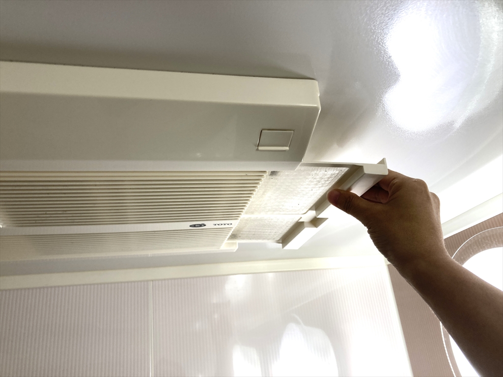 お風呂の換気扇のフィルターを取り出している様子