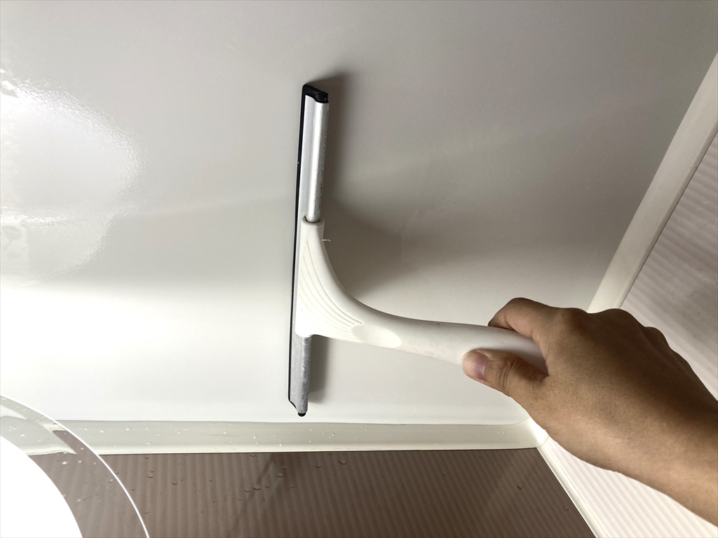 お風呂の天井に水切りワイパーを使用している様子