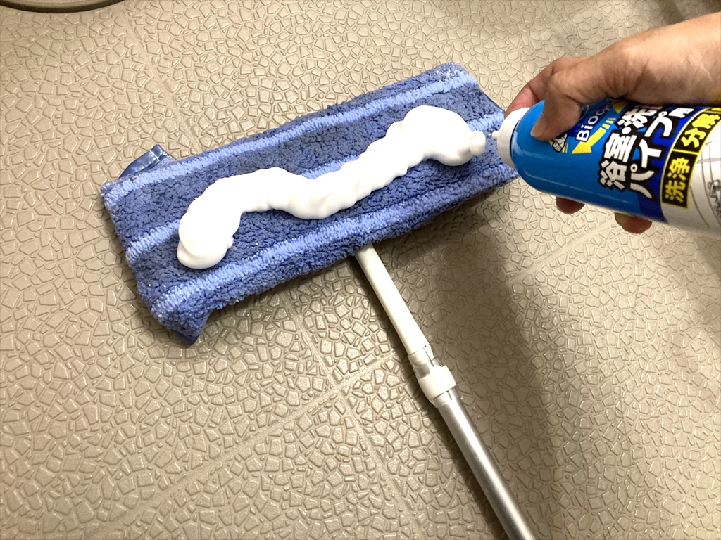 クロスにバイオサイクル泡タイプを塗布している様子
