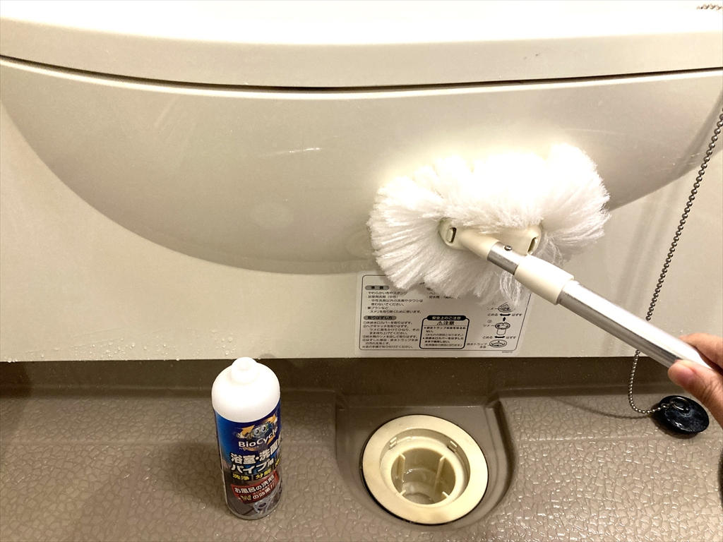 浴室を掃除している様子