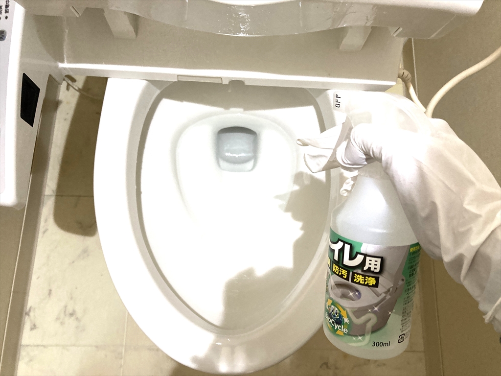 バイオサイクルトイレ用を使って便器を掃除している様子
