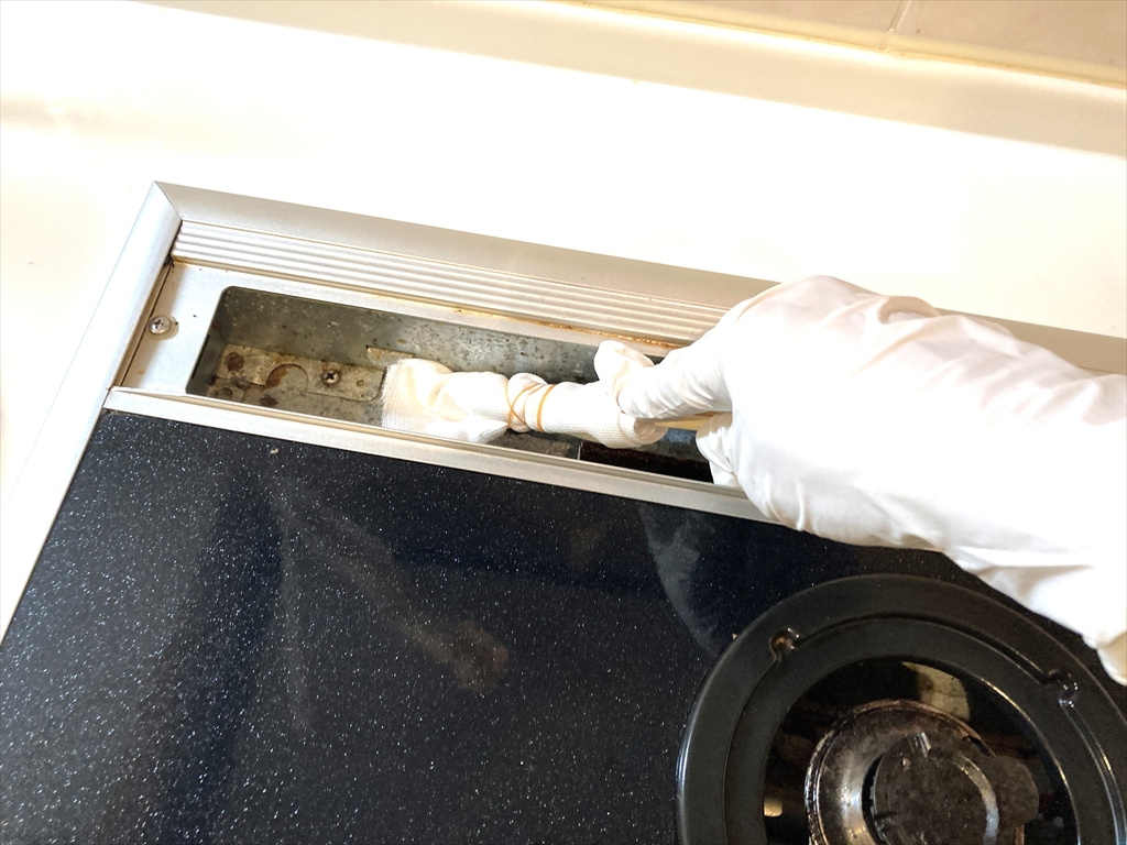排煙口をキッチンペーパーで拭きとっている様子