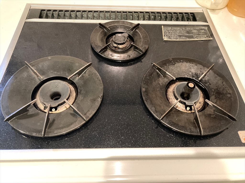 お掃除する前、汚れの残ったガスコンロ