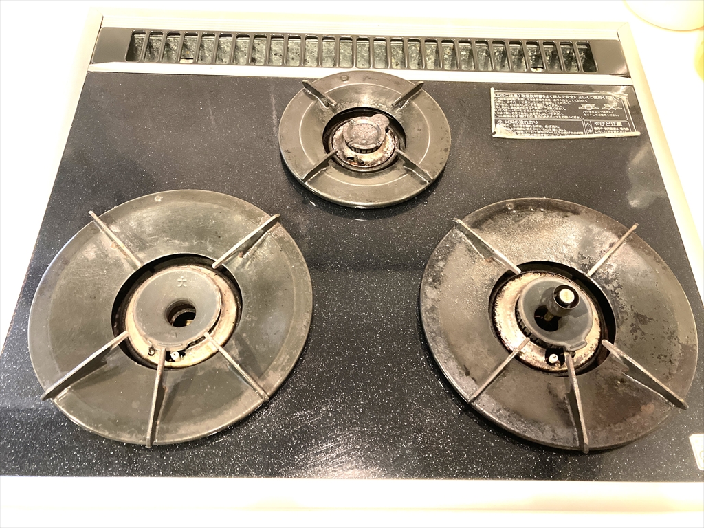 掃除後に、ピカピカになったガスコンロ