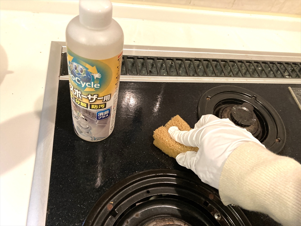 バイオサイクルディスポーザー用を使って天板を掃除している様子