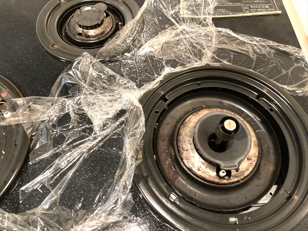 天板にラップを貼って洗剤をつけ置きしている様子