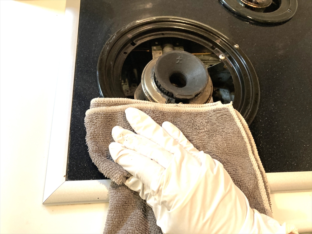 天板の洗剤をクロスで拭きとっている様子