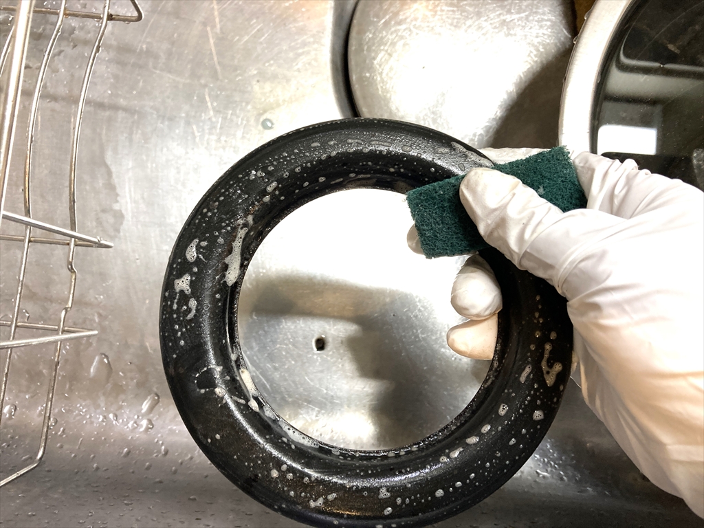 受け皿を洗っている様子