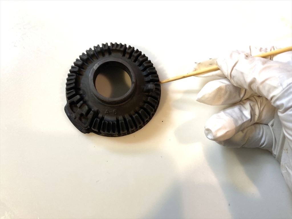 バーナーの細かいゴミを竹串で取り除いている様子