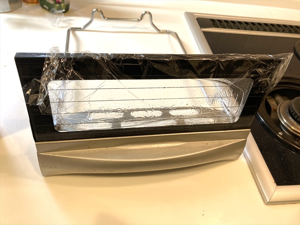 魚焼きグリルを取り出している様子