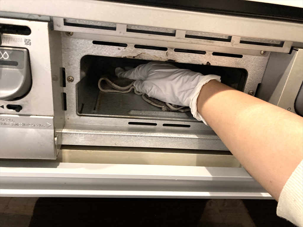 グリル内部をクロスで拭きとっている様子