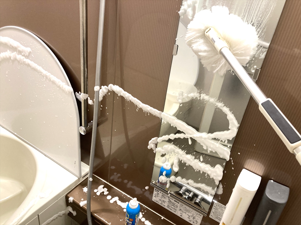 鏡に泡タイプの中性洗剤を吹きかけた様子