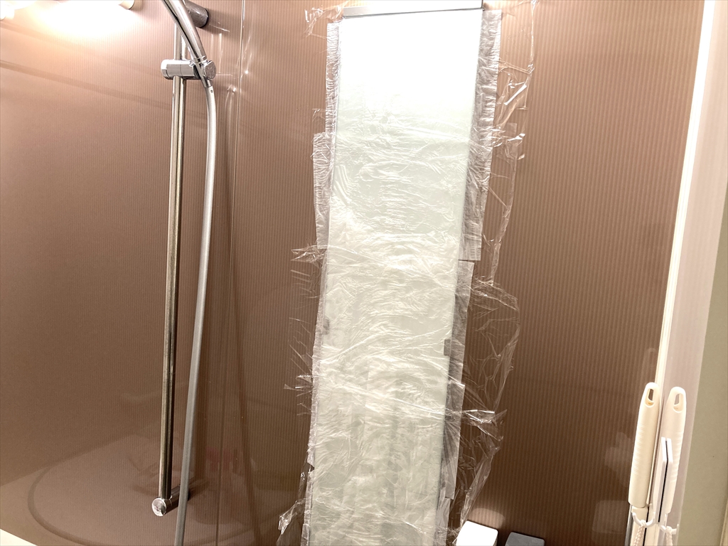 クエン酸を吹き付けたシートにラップをかぶせてつけ置きしている様子