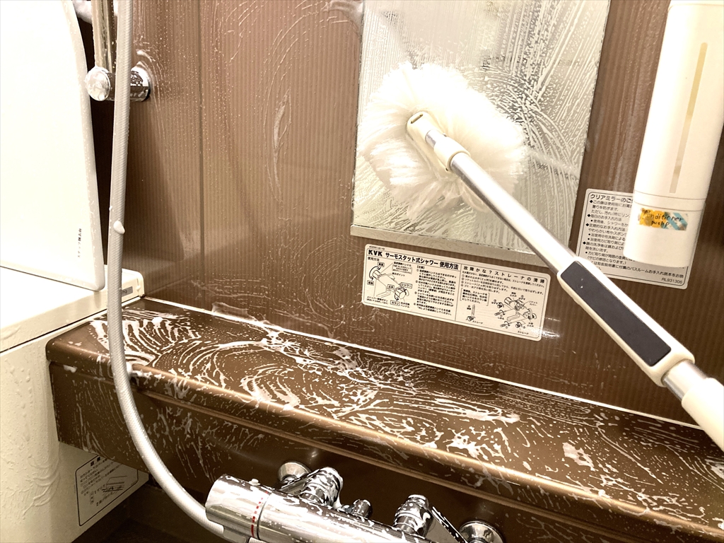 バイオサイクル浴室・洗面台パイプ用濃密泡タイプを塗布して、鏡を掃除している様子