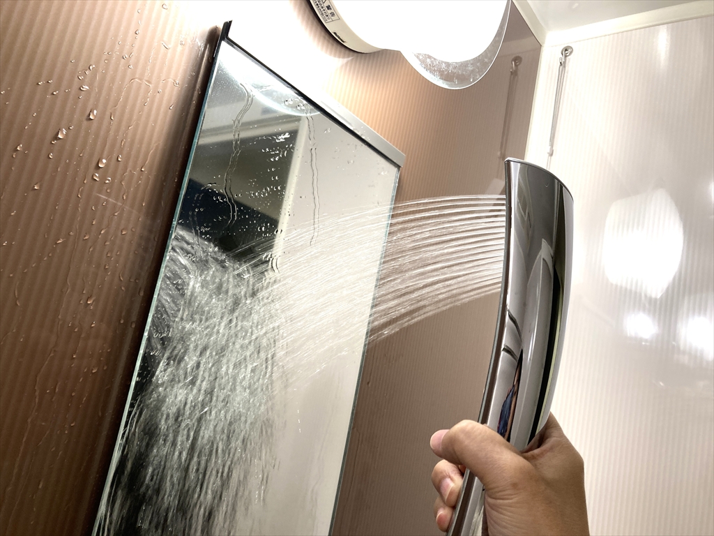 シャワーで洗剤を洗い流している様子