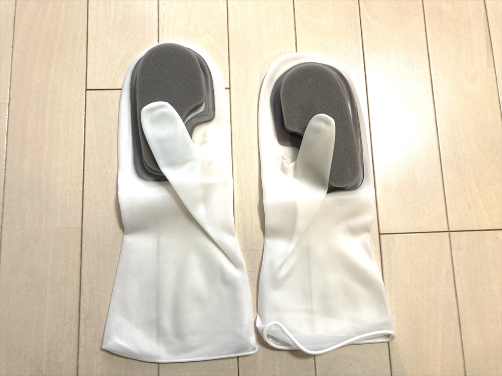 100円均一ショップで販売されているゴム手袋の手のひらにスポンジが装着されているアイテム
