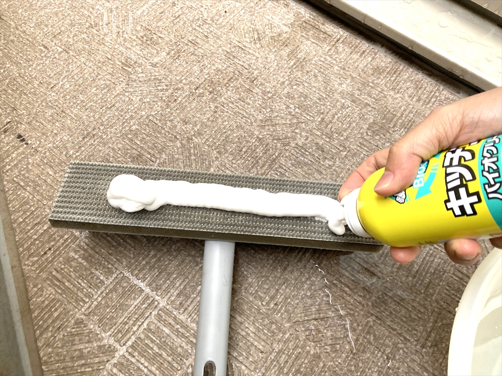 窓・網戸用クリーナーのスポンジ部分に「バイオサイクル キッチン用濃密泡タイプを塗布している様子