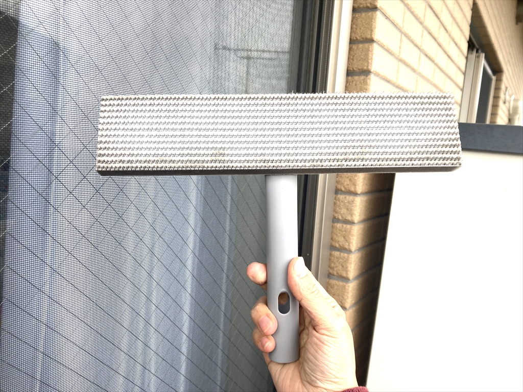 網戸をこすって汚れが付着したクリーナーの様子