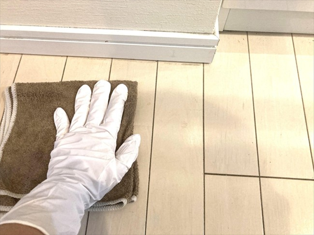 キッチンの床を水拭きしているところ