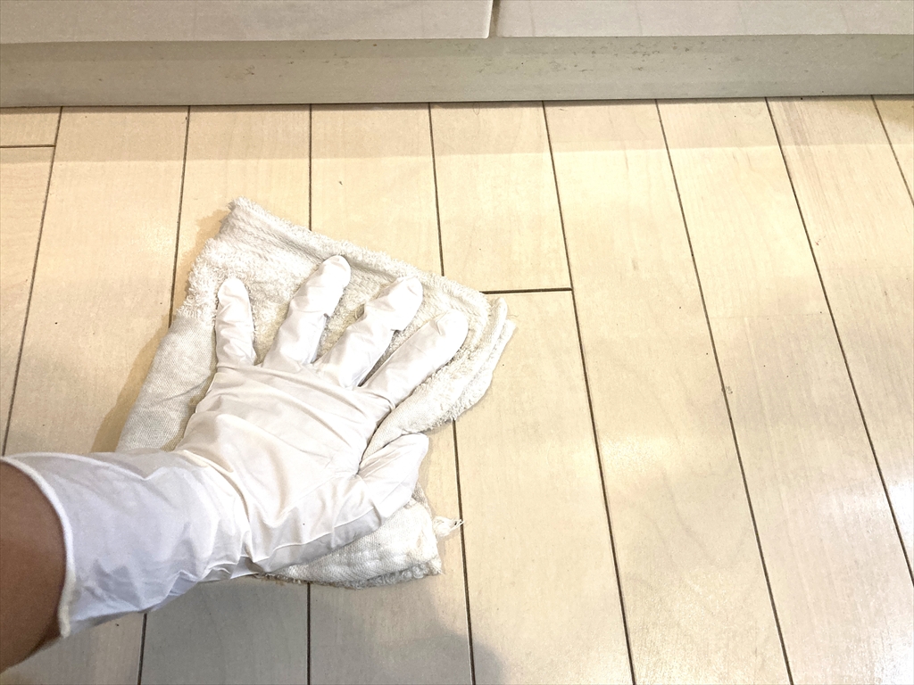 キッチンの床を乾拭きしているところ