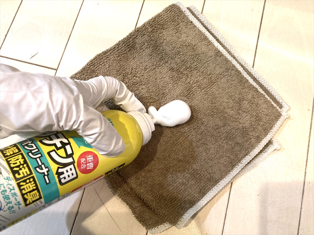 クロスにバイオサイクルキッチン用濃密泡タイプをスプレーしているところ
