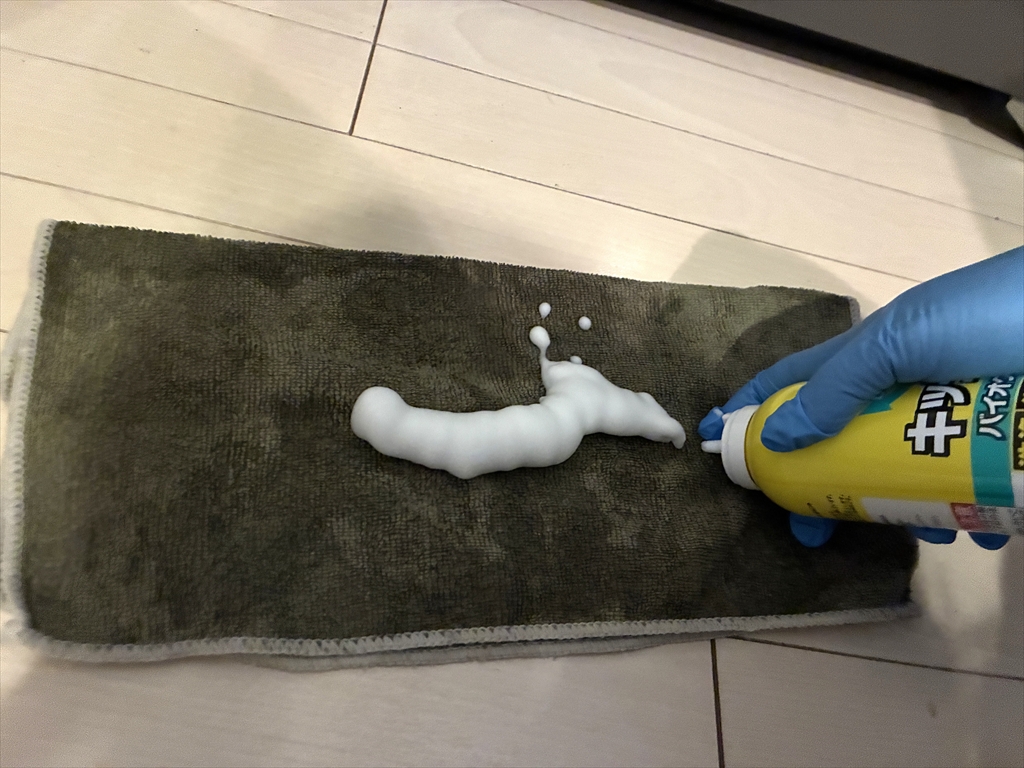 クロスに、ウッディラボのバイオサイクルキッチン用濃厚泡タイプを塗布している様子