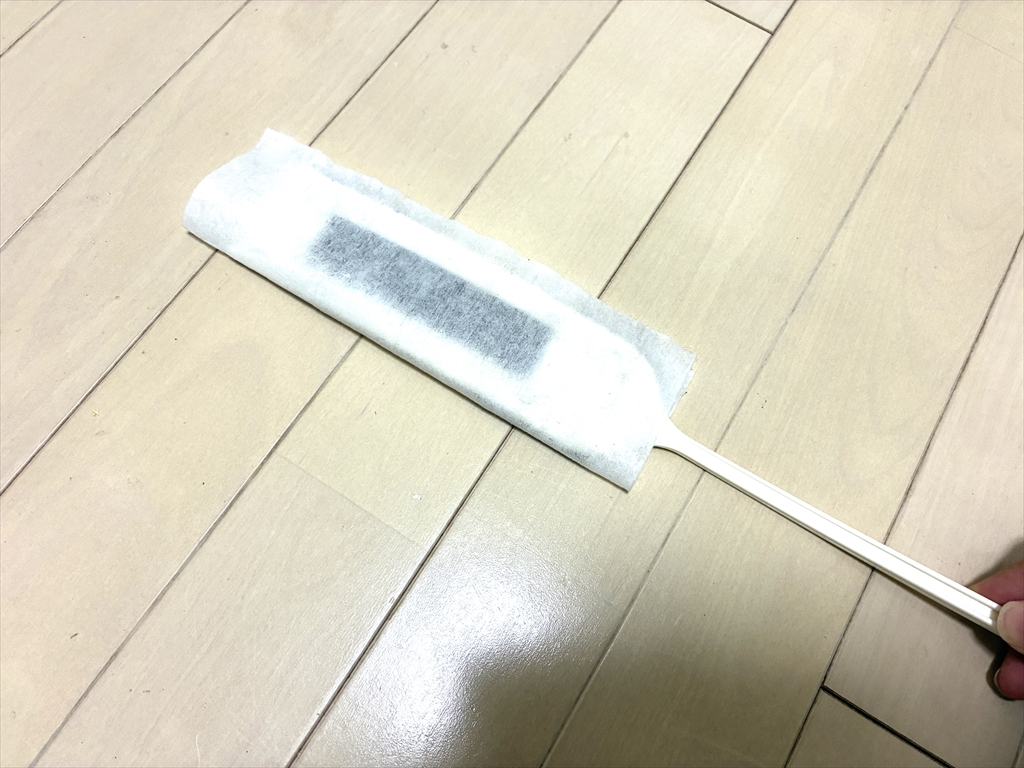 隙間らくらくハンディワイパーに、マジックテープをつけてシートを固定した様子