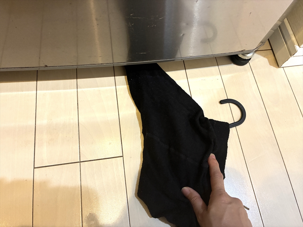 ハンガーに古い黒のタイツをかぶせて掃除グッズにしている様子